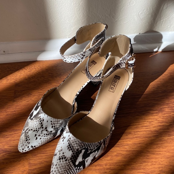 Snakeskin Pointed Toe Low Heel - Picture 3 of 5